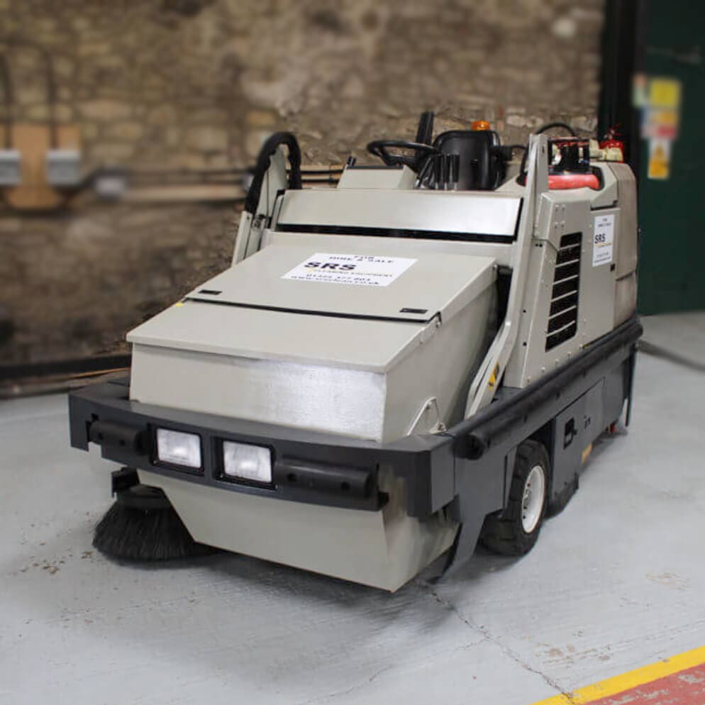Full sweeper/scrubber combination industrial cleaning machine